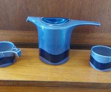 Amazing and Rare Vintage Mid Century Modern Celtic Thomas Unusual-Handled Tall Teapot in the Lilac and Indigo Colourway, Plus Two Matching Cups in The Wave Pattern