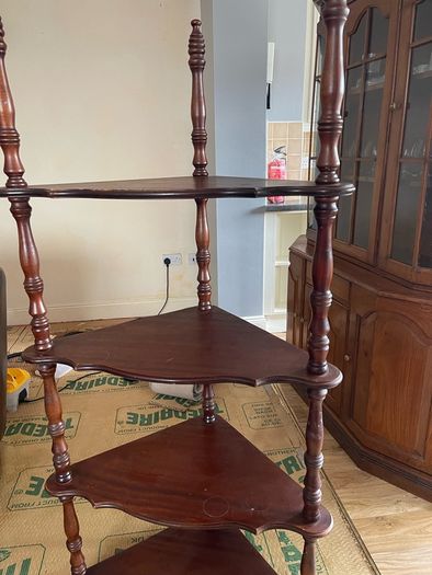 Corner shelf