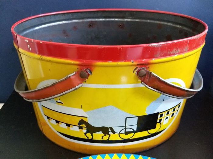 Amazing Collectable Large Oval Amish Patterned Tin Picnic Box with Handles, Very Rare to Find in Ireland - Funky Picnic Time! Props for Stage and Screen!