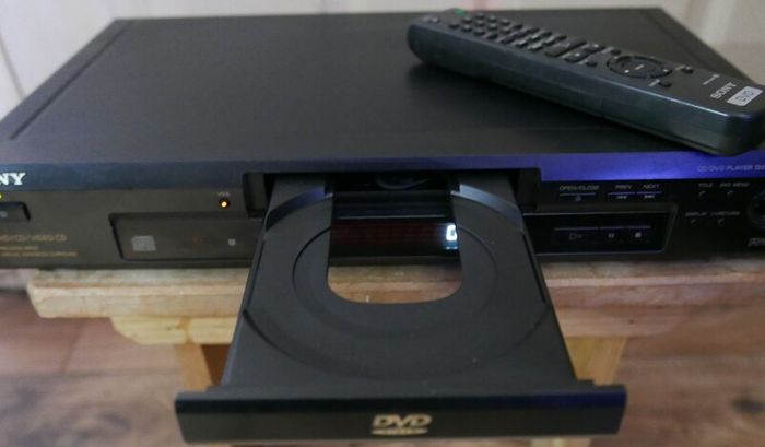 Sony DVP-S335 DVD CD DVD Video CD Player With Remote, works well.