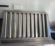 Extraction canopy with fan