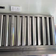 Extraction canopy with fan