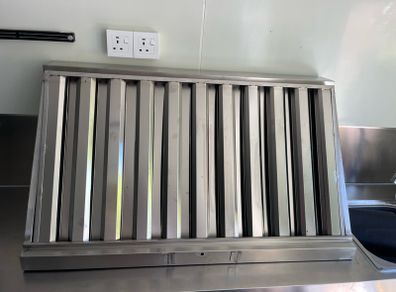 Extraction canopy with fan