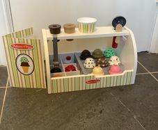 Melissa & Doug Ice Cream Counter