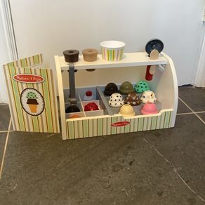 Melissa & Doug Ice Cream Counter