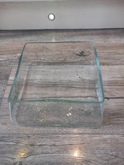 2 glass dishes