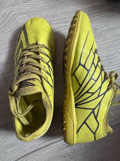 Kids soccer boots UK 2 EU 34