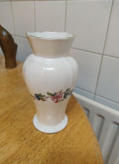 6" Pembroke Edwardian Flower Vase (Gold Trim) by AYNSLEY Fine Bone china in Excellent condition