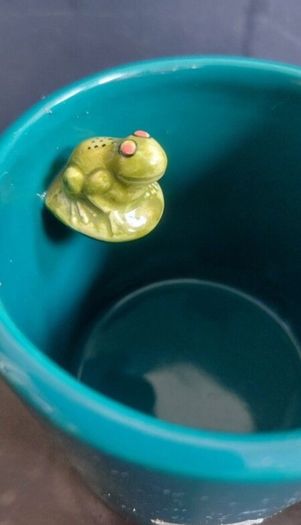 Fabulous Collectable Vintage Hand-Painted 3-D Cat and Frog Mug by Bergschrund, Seattle, USA, from 1991, Display Only Due to Hairline Crack