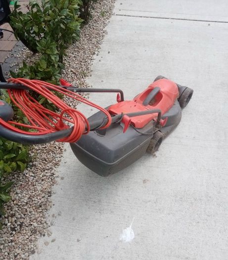 Electric lawnmower