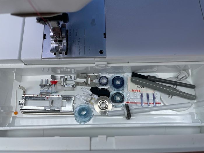 PFAFF Select 3.2 Sewing Machine - IDT - Just serviced - Like new!