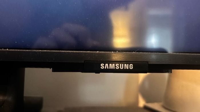Samsung 50" QLED 4K Smart TV + Hisense HS214 Soundbar