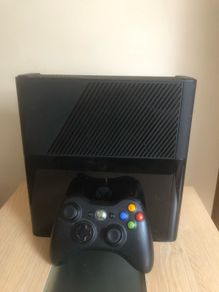 Xbox 360 E +35 Games