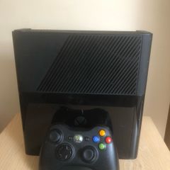 Xbox 360 E +35 Games