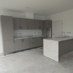 Brand New Kitchen with Peninsula (Island)