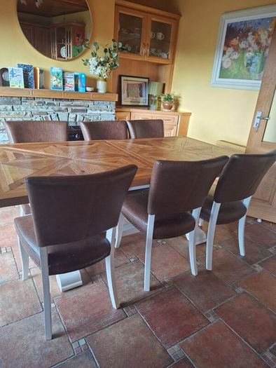 Solid wood Extendable dining table and chairs