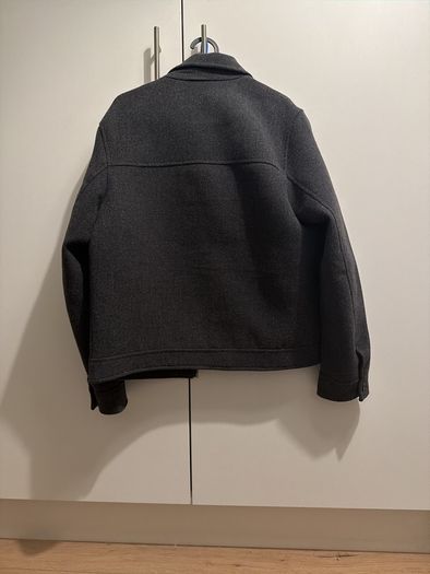 Selling a classic Zara Harrington jacket. A versatile, timeless piece that pairs effortlessly with chinos, jeans, or smart-casual outfits. Lightweight and structured, making it perfect for year-round layering and transitioning between seasons.