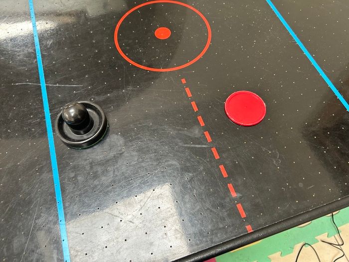 Air hockey table
