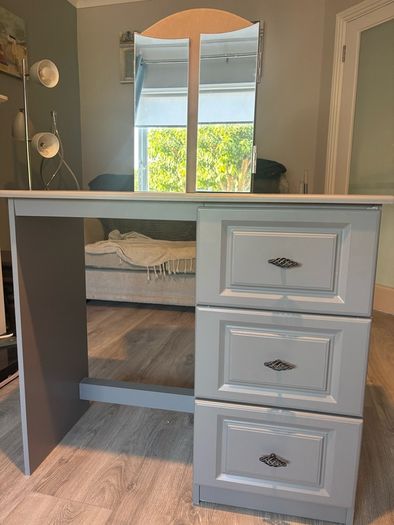 Dressing table with Mirror