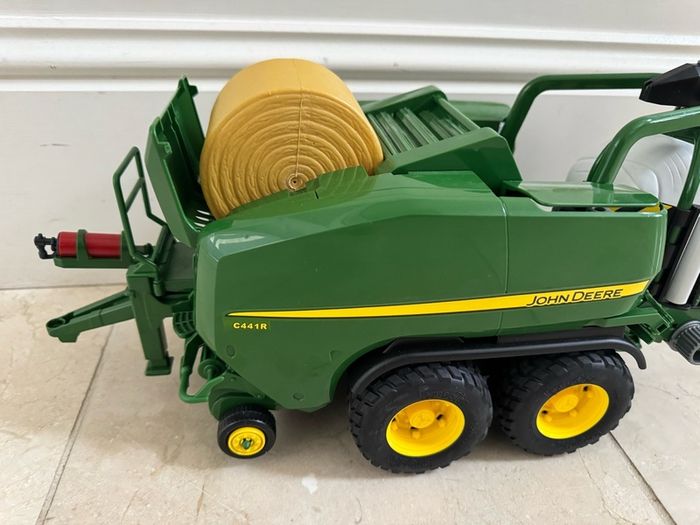 Bruder John Deere C441R Baler / Wrapper