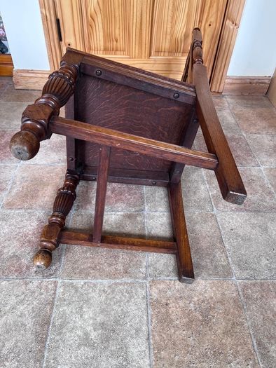 A charming pair of late Victorian carved oak Hall chairs richly modelled,  Cirka 1890's.