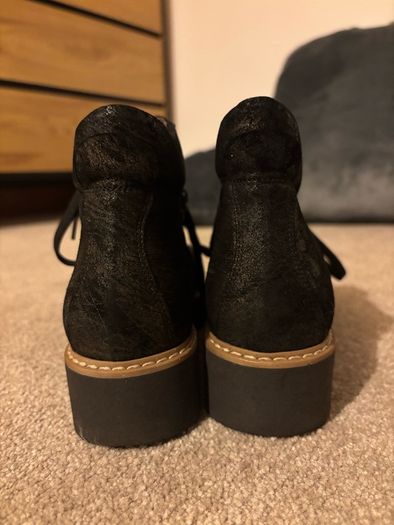 Beautiful Women's Anaki Boots size 4.5
