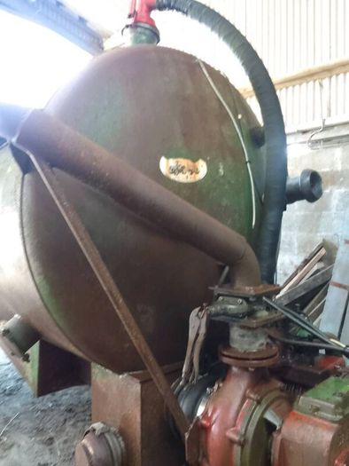 Slurry spreader with raingun