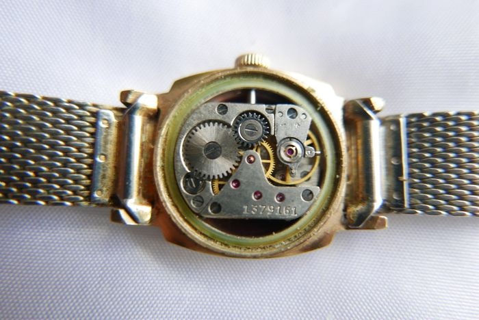 Vintage SEKONDA 1960/70s ladies wristwatch . Original Soviet production. Dial finished in burgundy and gold with black Roman numerals. Hand winding in full working order. Face showing 17 Jewels USSR. First class movement