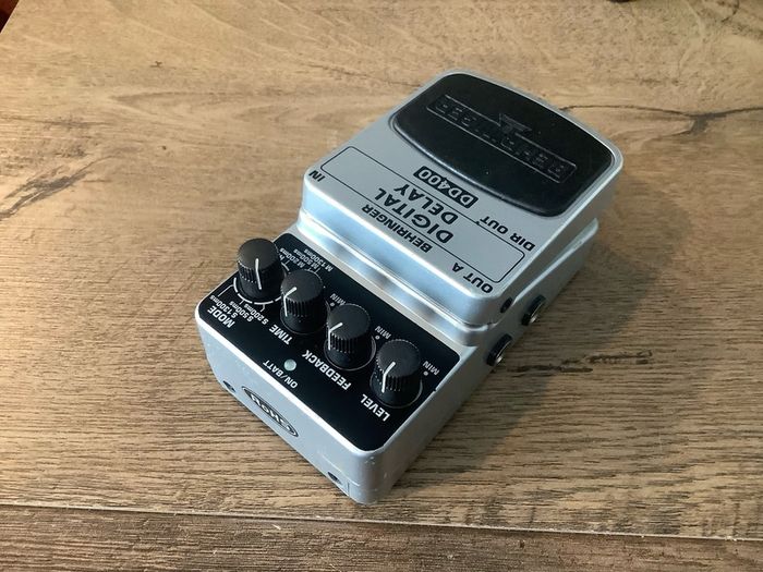 Behringer DD400 Digital Delay pedal (DD-3 clone)