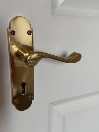 6 Matching Internal Doors 20e each or 110e for the lot. OFFERS WELCOME
