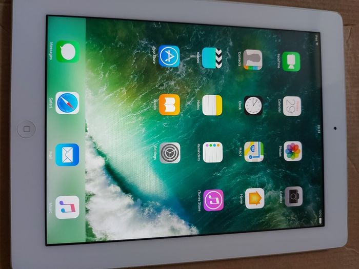 Apple Ipad 4, A1458, 16GB, with over 20 childrens movies for their entertainment, Excellent Battery