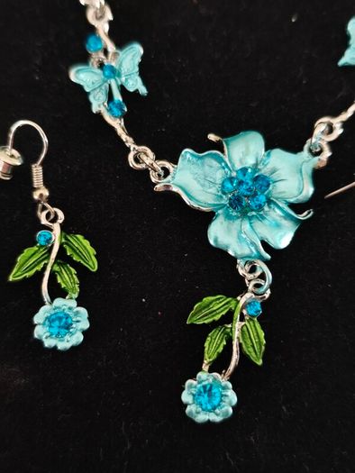 Beautiful blue floral style jewellery set New . Postage is included in price