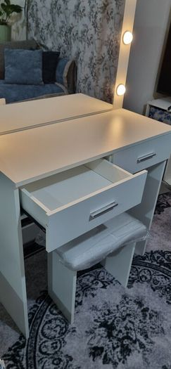 dressing table with stool New