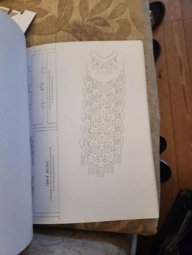 Architectures En Pop-up. 24 Cartes Detachables A Mettre En Volume. Large Volume Paperback  In Good Condition.