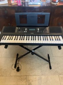 Yamaha PSR E373 61 Key Portable Keyboard  Complete Bundle with Stands & Music Rest