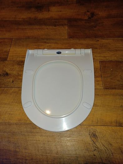 D-shaped toilet seat
