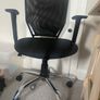 Black mesh office chair Image 2