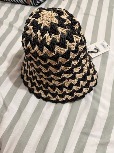 ZARA Black & Beige Textured Knit Hat Size S 6