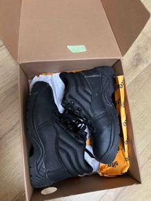 Safety boots