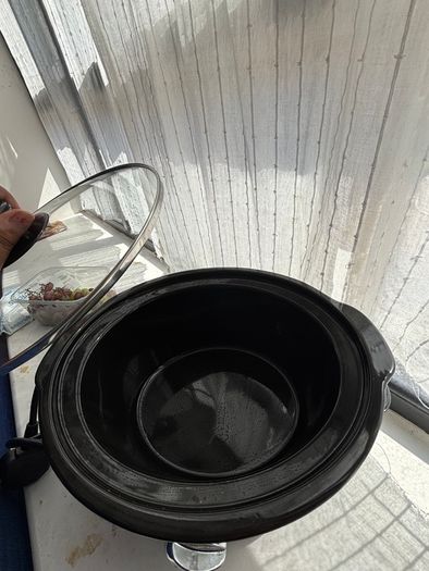 Electric slow cooker