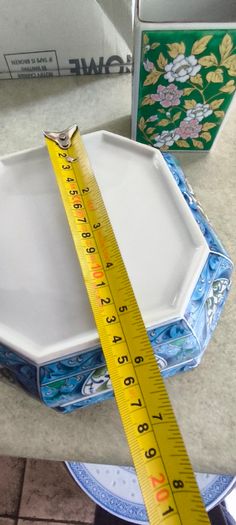 4 different ietms -1- Jingdezhen Porcelain 101/4 -inch Dragon Rice Grain Luncheon Plate - Vintage Blue and White Chinese Design is slieght chip at the edge 15.00 euro.2- Vintage Japanese octagonal porcelain bowl, commonly crafted in the traditional Arita 