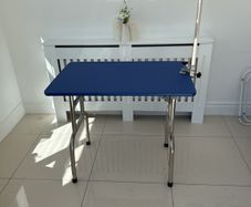 Dog grooming table