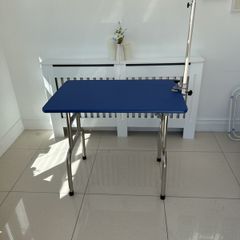 Dog grooming table