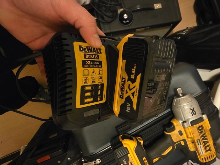 Dewalt Impact DCF899N with x2 Batteries and Charger