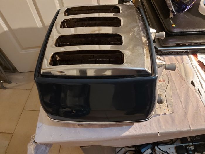 DeLonghi 4 Slice Toaster, Model CTOC4003.BL, in excellent condition and works perfect