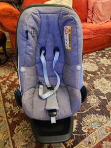 Maxi cosi stand and child seat