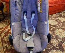 Maxi cosi stand and child seat