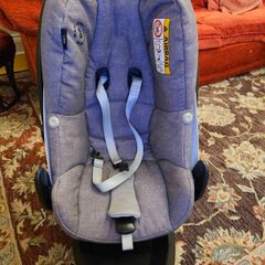 Maxi cosi stand and child seat