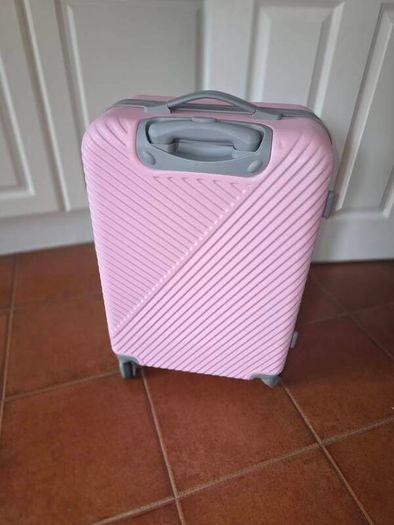 Medium suitcase