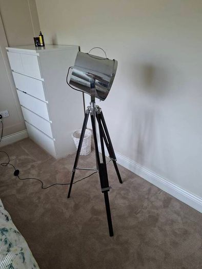 Tripod lamp